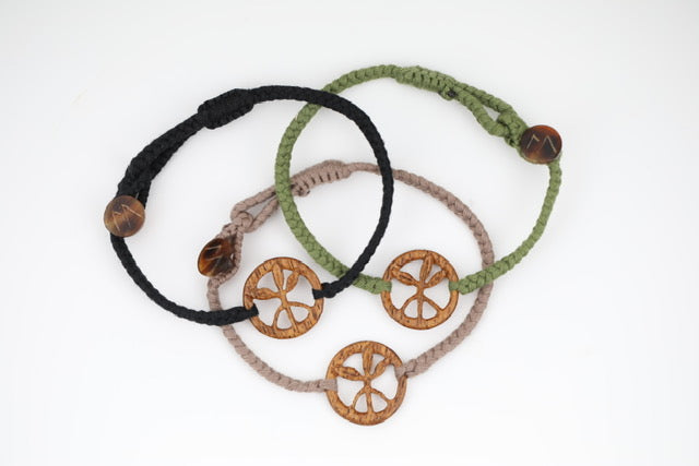 MANG Carbon Black Tri-Leaf Woven Bracelet - -